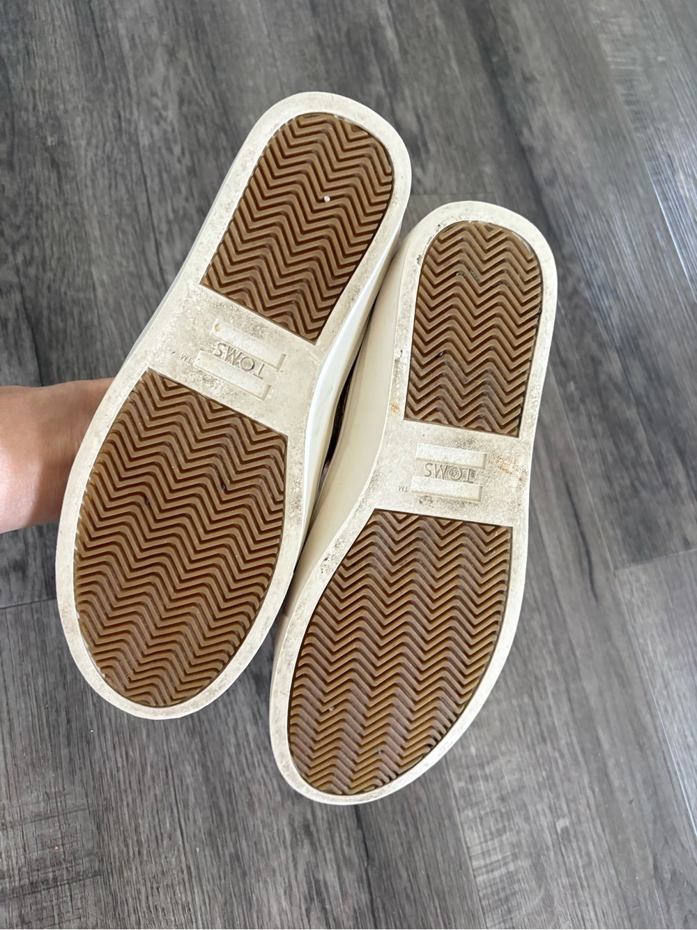 Women’s Toms Slip Ons 6.5 - Picture 6 of 6
